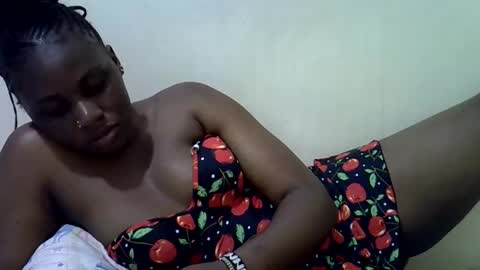 Snapshot of queen_leilla chatting on May 18, 6:25 pm queen_leilla online show from May 18, 6:25 pm