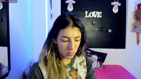 Snapshot of queen_natttyy chatting on January 3, 3:49 am queen_natttyy online show from January 3, 3:49 am