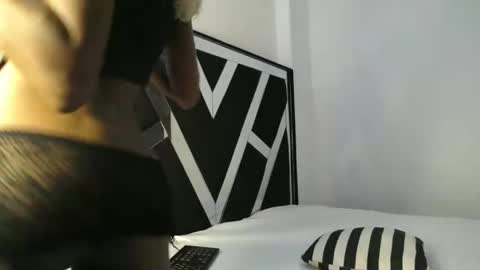 Snapshot of queen_sashavixen chatting on April 27, 4:54 am queen_sashavixen online show from April 27, 4:54 am