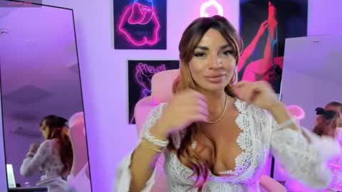 Snapshot of queen_violetta_ chatting on October 7, 3:20 pm queen_violetta_ online show from October 7, 3:20 pm