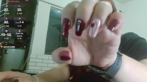 Snapshot of queen_xv chatting on April 8, 2:11 am queen_xv online show from April 8, 2:11 am