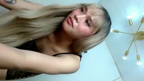 Snapshot of queena10 chatting on October 23, 11:24 pm CALL ME YOUR QUEEN AIVY1 online show from October 23, 11:24 pm