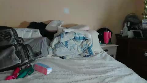 Snapshot of queenb9876 chatting on April 20, 5:43 am mzonethickchick online show from April 20, 5:43 am