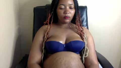 Snapshot of queenbebony2 chatting on December 11, 8:26 am Queenbebony2 online show from December 11, 8:26 am