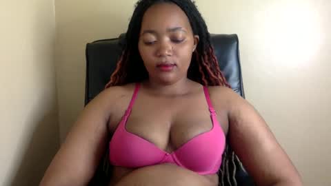 Snapshot of queenbebony2 chatting on December 12, 7:30 am Queenbebony2 online show from December 12, 7:30 am