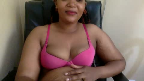 Snapshot of queenbebony2 chatting on January 28, 6:38 am Queenbebony2 online show from January 28, 6:38 am