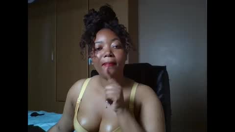 Queenbebony2 online show from May 12, 4:20 am
