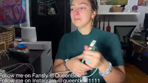 Snapshot of queenbee1111 chatting on November 8, 3:29 am QueenBee online show from November 8, 3:29 am