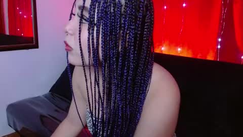 queencocoa1 online show from April 7, 3:18 am