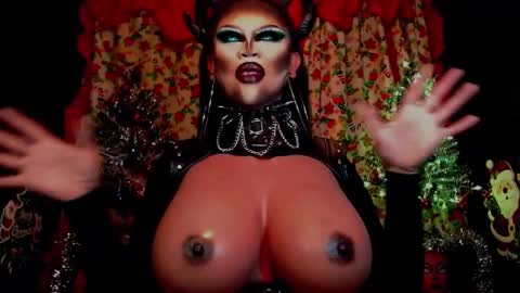 Snapshot of queendomcum6 chatting on December 8, 3:00 am Wanda Luna online show from December 8, 3:00 am