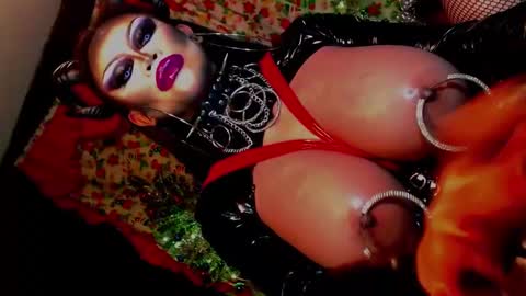Snapshot of queendomcum6 chatting on December 28, 2:10 pm Wanda Luna online show from December 28, 2:10 pm