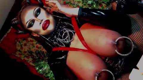Snapshot of queendomcum6 chatting on January 2, 12:45 am Wanda Luna online show from January 2, 12:45 am