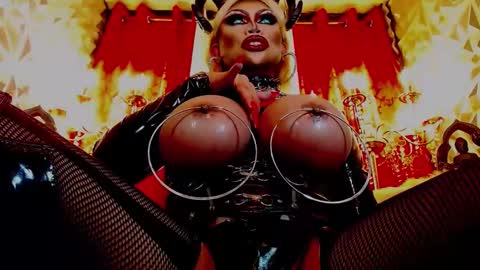 Snapshot of queendomcum6 chatting on March 5, 4:24 am Wanda Luna online show from March 5, 4:24 am