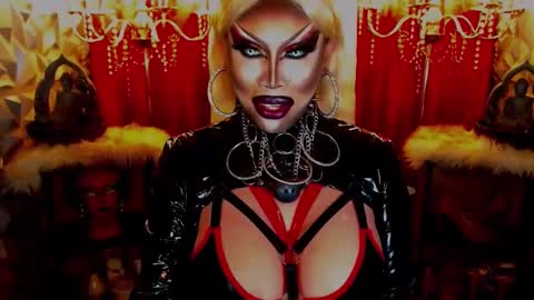 Snapshot of queendomcum6 chatting on March 8, 6:32 am Wanda Luna online show from March 8, 6:32 am