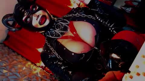Snapshot of queendomcum6 chatting on September 9, 5:12 pm Wanda Luna online show from September 9, 5:12 pm