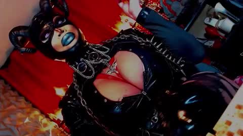 Snapshot of queendomcum6 chatting on September 13, 8:52 pm Wanda Luna online show from September 13, 8:52 pm
