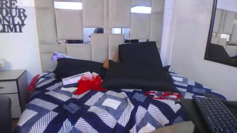 Snapshot of queenjenn__ chatting on December 14, 12:11 am QUEENJEENN online show from December 14, 12:11 am