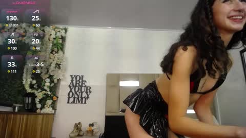 Snapshot of queenjenn__ chatting on January 6, 3:19 pm QUEENJEENN online show from January 6, 3:19 pm