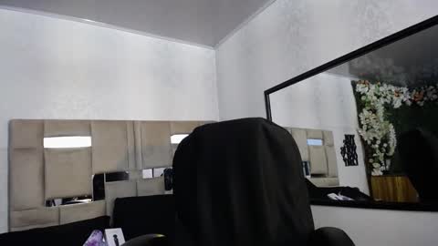 Snapshot of queenjenn__ chatting on January 13, 6:49 pm QUEENJEENN online show from January 13, 6:49 pm