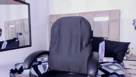 Snapshot of queenjenn__ chatting on January 20, 6:21 pm QUEENJEENN online show from January 20, 6:21 pm