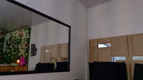 Snapshot of queenjenn__ chatting on October 1, 12:16 am QUEENJEENN online show from October 1, 12:16 am