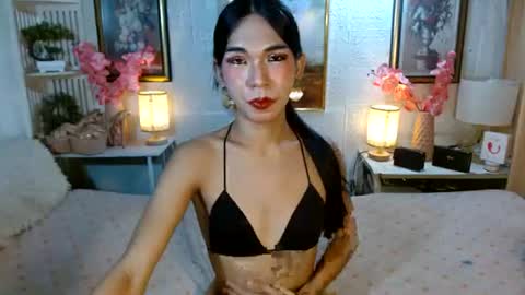 queennira online show from June 13, 6:22 am