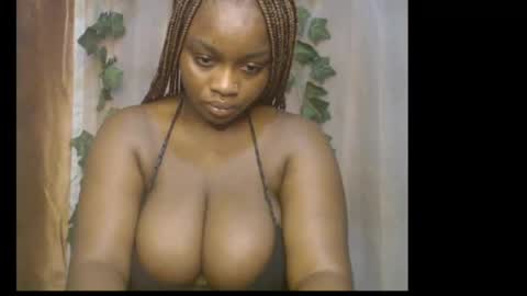 Snapshot of queenofalltest chatting on April 26, 10:13 am Zoey online show from April 26, 10:13 am