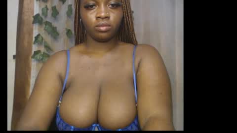 Snapshot of queenofalltest chatting on May 4, 8:38 pm Zoey online show from May 4, 8:38 pm