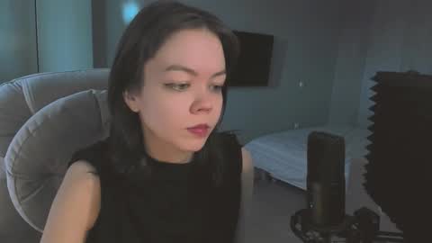 Snapshot of quietluxury chatting on March 12, 12:44 pm quietluxury online show from March 12, 12:44 pm