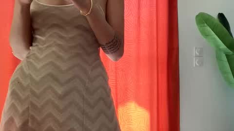 Snapshot of quinnyelena chatting on May 7, 10:31 am Quinnyelena online show from May 7, 10:31 am