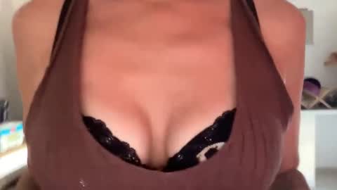 Snapshot of quinnyelena chatting on June 8, 2:28 pm Quinnyelena online show from June 8, 2:28 pm