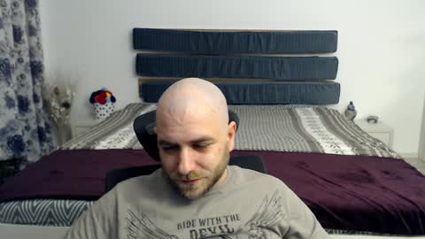 Snapshot of r0bila chatting on January 24, 9:47 pm R0bila online show from January 24, 9:47 pm