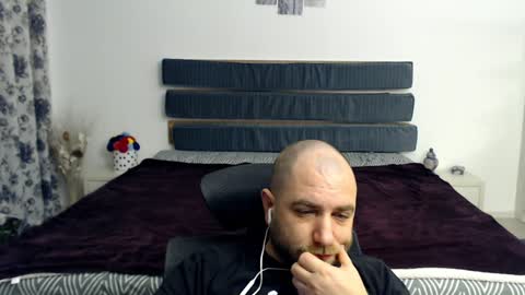 Snapshot of r0bila chatting on January 29, 8:35 pm R0bila online show from January 29, 8:35 pm
