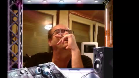 Snapshot of r_2d2_ chatting on November 17, 7:30 pm dj mike online show from November 17, 7:30 pm