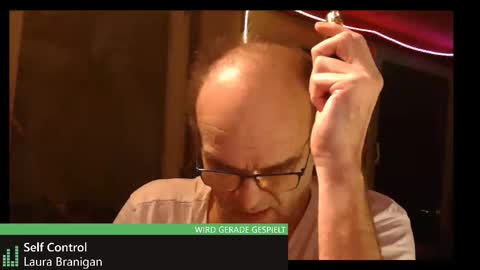 Snapshot of r_2d2_ chatting on November 26, 11:06 pm dj mike online show from November 26, 11:06 pm