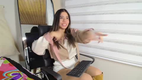 Snapshot of rachell_criss chatting on February 5, 9:36 am Rachell online show from February 5, 9:36 am