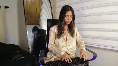 Snapshot of rachell_criss chatting on February 14, 3:43 am Rachell online show from February 14, 3:43 am