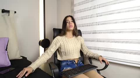 Snapshot of rachell_criss chatting on February 16, 3:47 am Rachell online show from February 16, 3:47 am