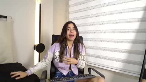 Snapshot of rachell_criss chatting on February 16, 9:59 am Rachell online show from February 16, 9:59 am