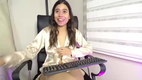 Snapshot of rachell_criss chatting on February 26, 9:53 am Rachell online show from February 26, 9:53 am