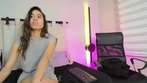 Snapshot of rachell_criss chatting on March 1, 10:24 am Rachell online show from March 1, 10:24 am