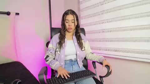 Snapshot of rachell_criss chatting on March 2, 3:34 am Rachell online show from March 2, 3:34 am