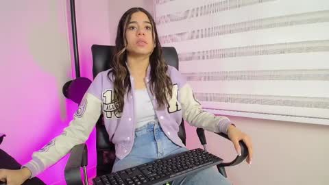 Snapshot of rachell_criss chatting on March 2, 6:37 am Rachell online show from March 2, 6:37 am