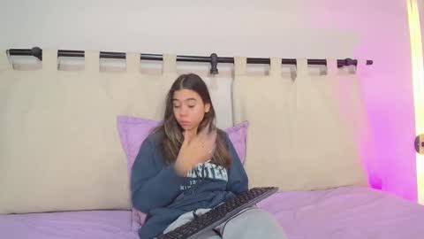 Snapshot of rachell_criss chatting on March 8, 10:11 am Rachell online show from March 8, 10:11 am
