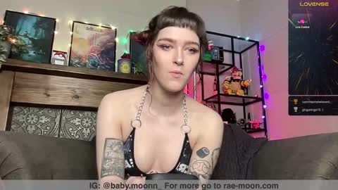 Snapshot of rae_moon chatting on February 17, 5:52 pm Rae online show from February 17, 5:52 pm