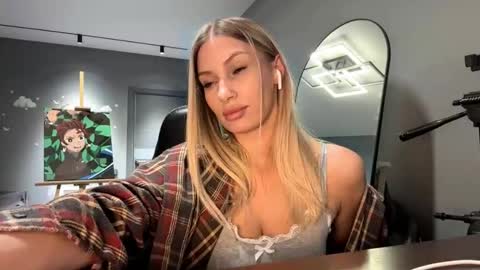 Snapshot of raeannschemmer chatting on February 2, 3:11 pm Mila online show from February 2, 3:11 pm