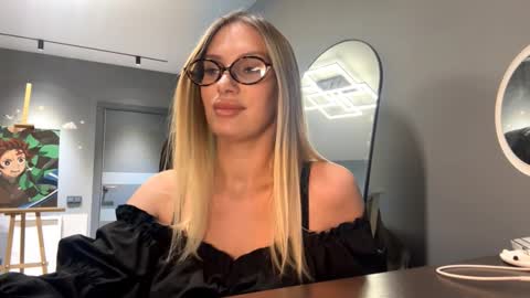 Snapshot of raeannschemmer chatting on February 3, 2:33 pm Mila online show from February 3, 2:33 pm