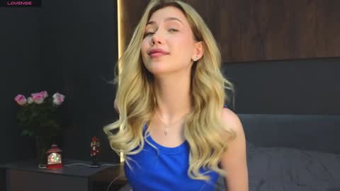 Snapshot of rainauge chatting on December 11, 7:46 pm Lisa online show from December 11, 7:46 pm