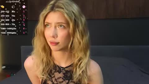 Snapshot of rainauge chatting on February 25, 9:24 pm Lisa online show from February 25, 9:24 pm