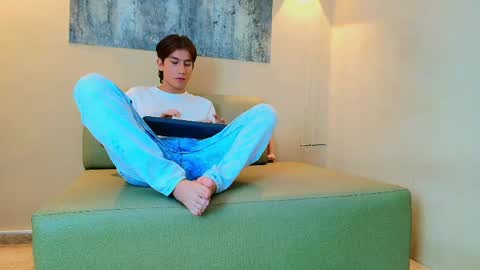 raphael_nyon1 online show from May 15, 4:36 pm